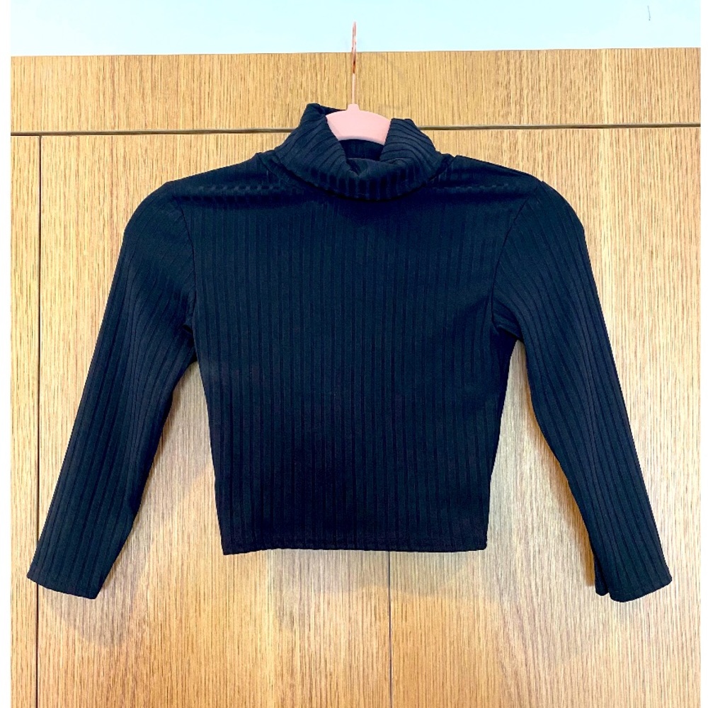 Black crop top